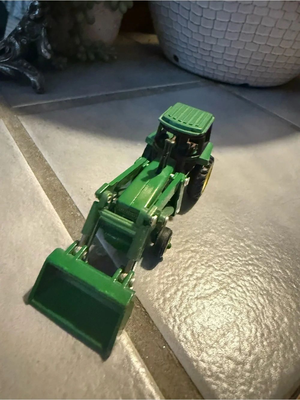 Vintage ERTL John Deere Front Loader Die Cast tractor toy -excellent condition